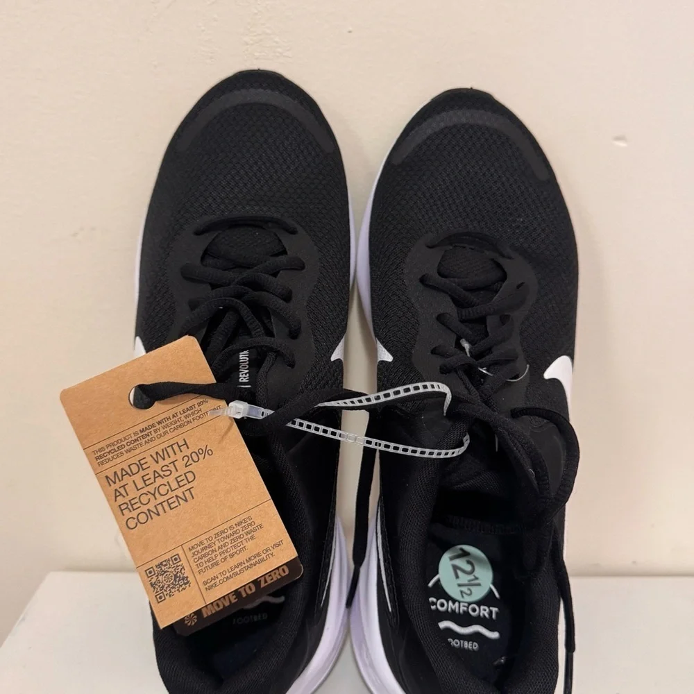 NWT Nike Men's Black and White Athletic Shoes